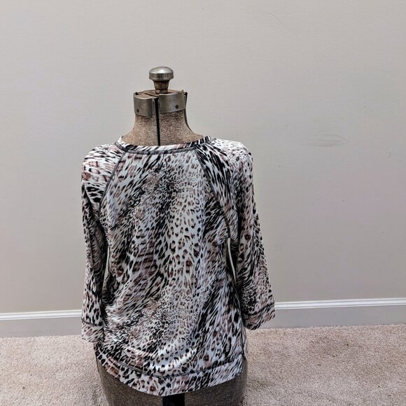 Weekends by Chicos Leopard Scoop Haglan Top  LS Size 1 - Picture 3 of 6